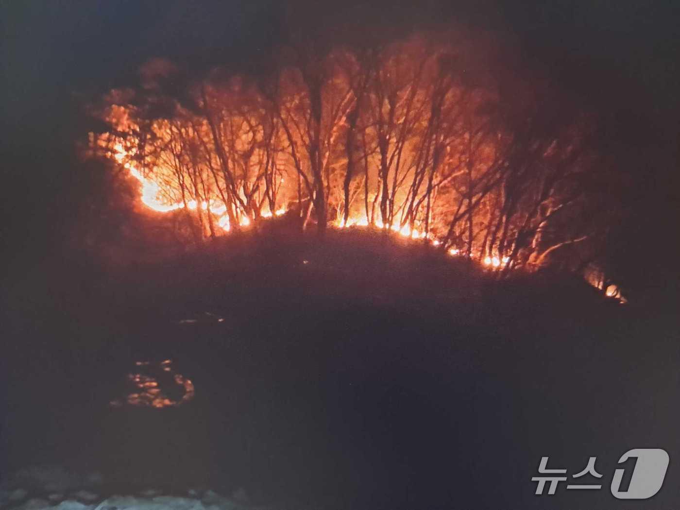 본문 이미지 - 춘천 동산면 산불.(강원도소방본부 제공. 재판매 및 DB 금지) 2026.3.18/뉴스1