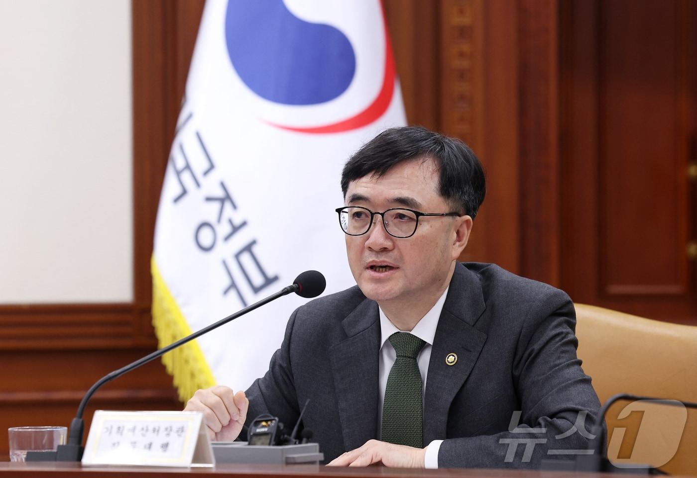 본문 이미지 - 임기근 기획예산처 장관 직무대행 차관이 18일 서울 종로구 정부서울청사에서 열린 비상경제장관회의 겸 공급망안전위원회에서 발언하고 있다. 2026.3.18 ⓒ 뉴스1 김성진 기자