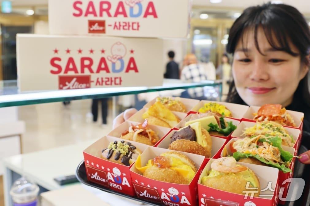 본문 이미지 - 롯데백화점 상인점 지하 1층 식품관 '엘리스 사라다' 매장에서 직원이 수제 사라다를 선보이고 있다.(롯데백화점 제공, 재판매 및 DB 금지)