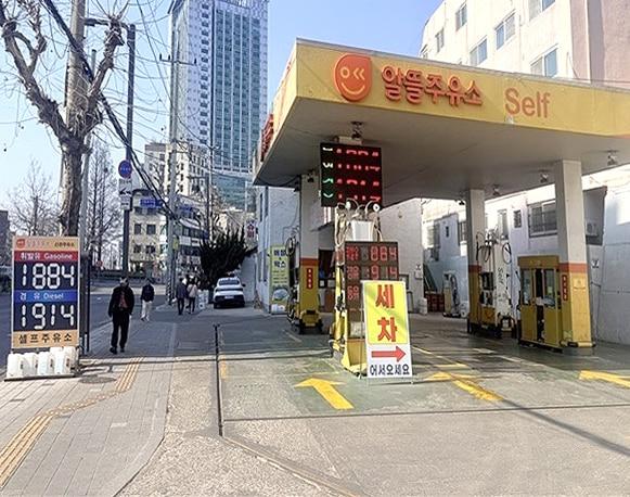본문 이미지 - 서울 관악구에서 운영 중인 알뜰주유소가 가격표시제를 정상 운영하고 있다.(관악구 제공)