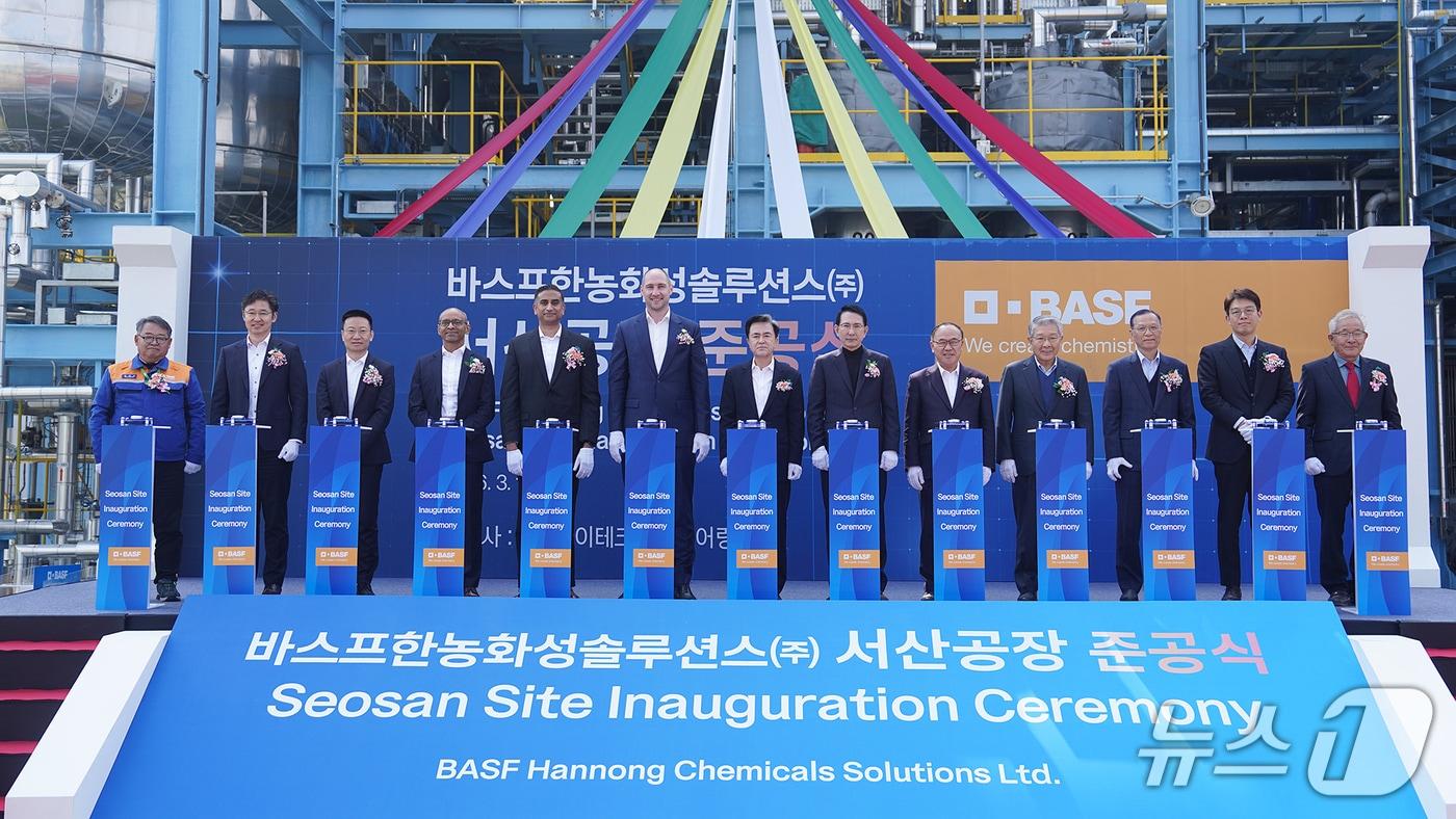 본문 이미지 - 지난 17일 대산읍 죽엽로 409-1 일원에서 열린 바스프한농화성솔루션스㈜ 비이온 계면활성제 생산공장 준공식 모습(서산시 제공. 재판매 및 DB금지)2026.3.18/뉴스1