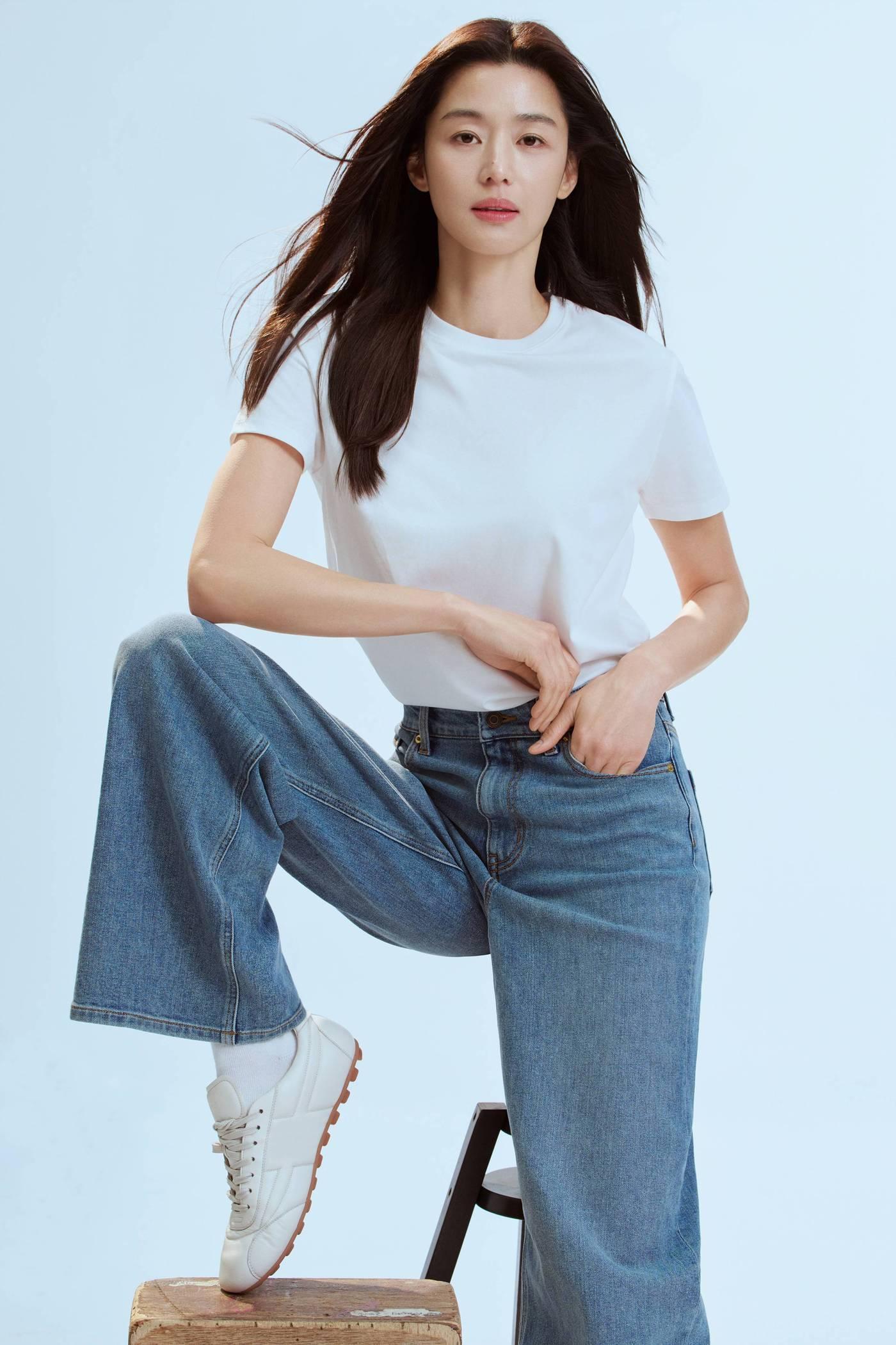 본문 이미지 - 탑텐 브랜드 앰버서더 전지현 '쿨에어 코튼 크루넥 반팔티'·'세미와이드 데님(여성용)' 착장 화보(신성통상 제공)