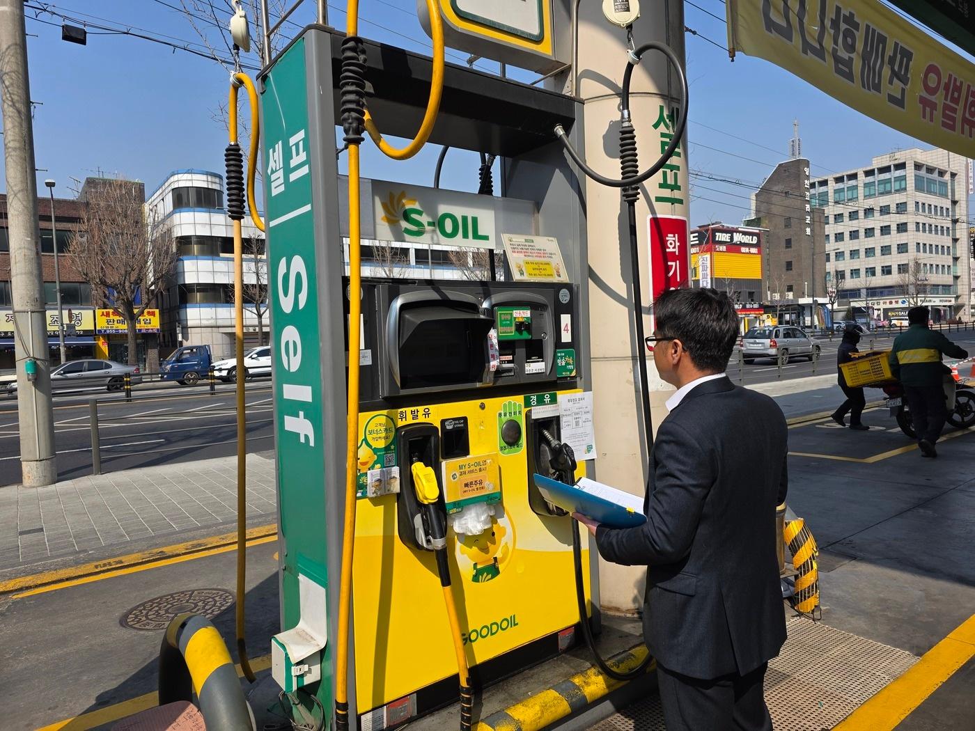 본문 이미지 - 도봉구 지역 내 한 주유소에서 최고가격제 위반 여부 등을 점검하고 있다.(도봉구 제공)