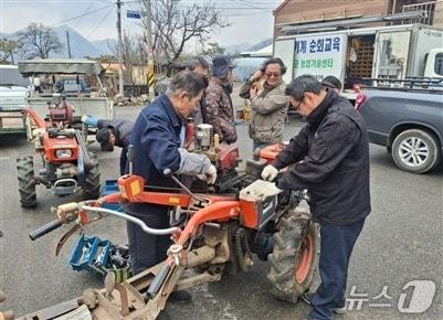 본문 이미지 - 농업기계 순회수리교육 장면(옥천군 제공.재판매 및 DB금지) 