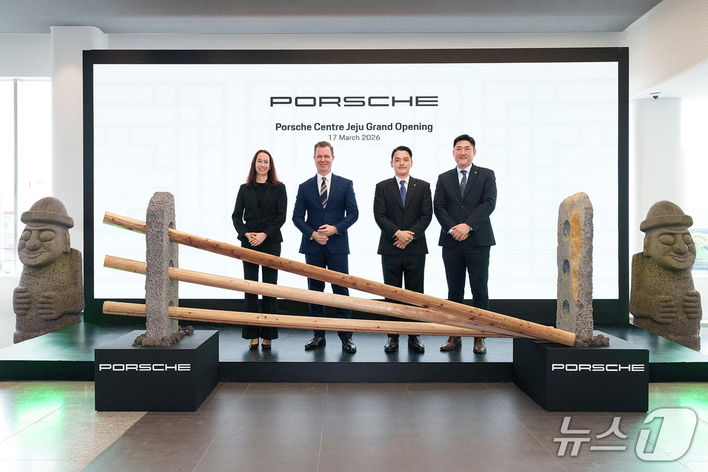 본문 이미지 - 포르쉐코리아 제주 최초 공식 전시장 '포르쉐 센터 제주' 오픈(포르쉐코리아 제공)