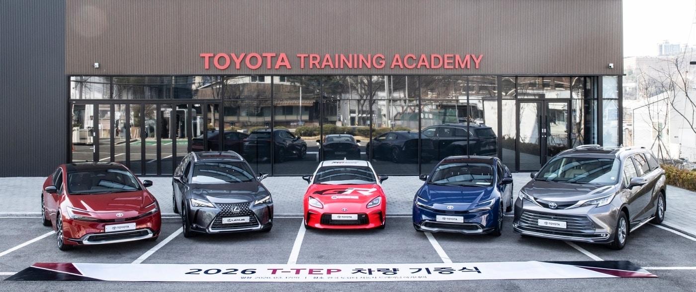 본문 이미지 - 한국토요타자동차가 전국 5개 교육 기관에 기부한 교육용 차량으로 (왼쪽부터) 도요타 '프리우스 AWD', 렉서스 'UX' 도요타 'GR86'·프리우스 플러그인 하이브리드(PHEV)'·시에나의 모습(한국토요타자동차 제공). 2026.3.18.