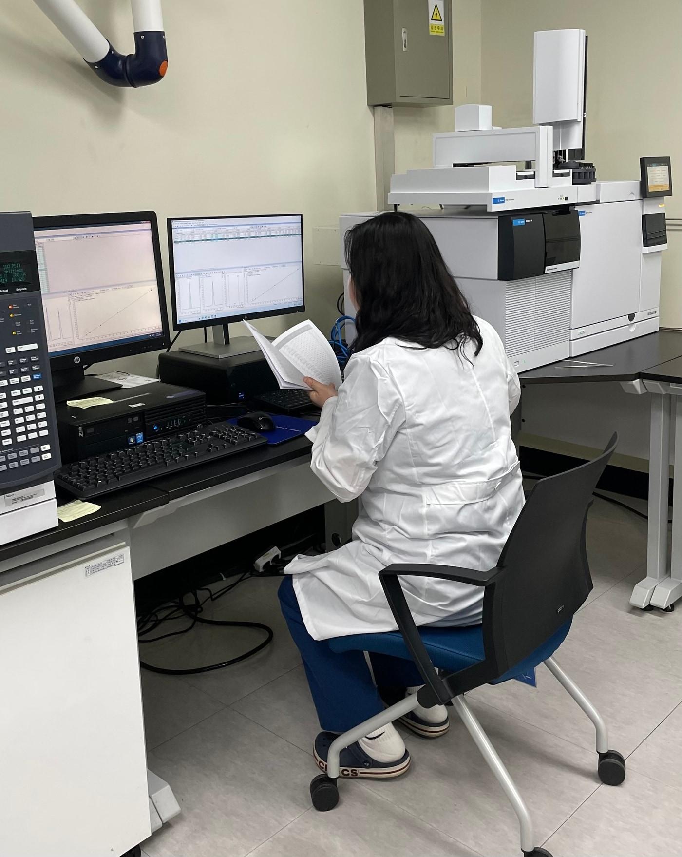 본문 이미지 - 잔류농약 안전성 조사 진행 모습.(도 보건환경연구원 제공. 재판매 및 DB금지)/뉴스1