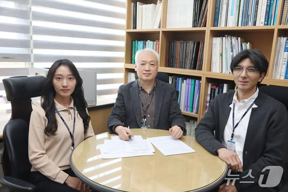 본문 이미지 - 한국생명공학연구원 국가바이오인프라사업본부 실험동물자원센터 연구팀. 왼쪽부터 강은정·이철호·김용훈 박사(생명연 제공) /뉴스1