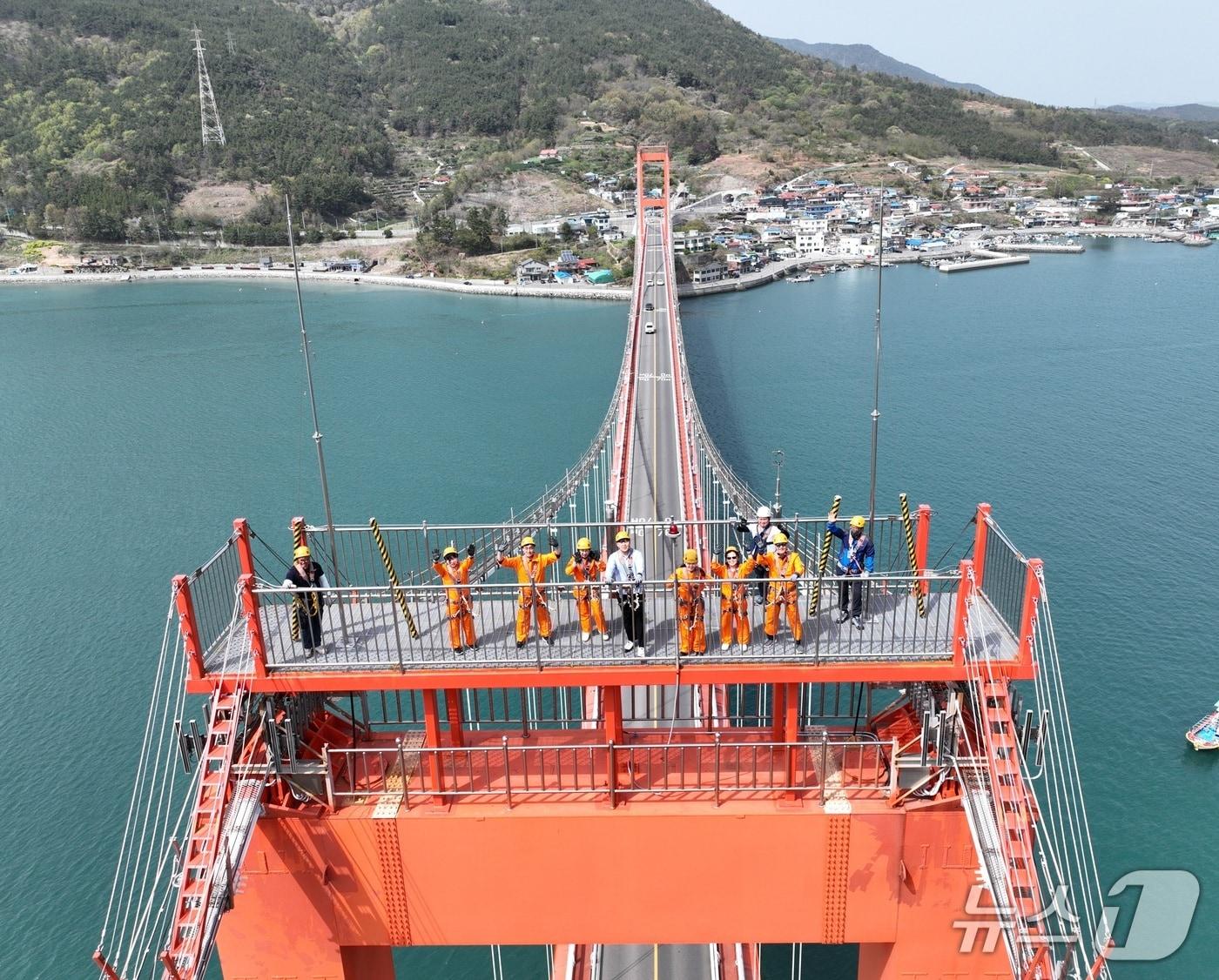 본문 이미지 - 남해대교 주탑에 오른 '1973 남해대교 체험' 참가자들(남해군 제공. 재판매 및 DB금지).