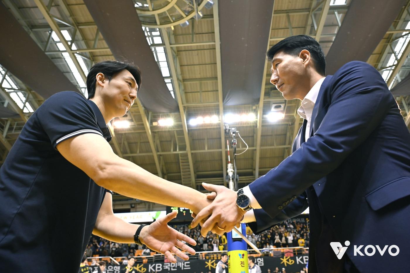 본문 이미지 - 최종전에서 '끝장 승부'를 벌일 KB손해보험 하현용 감독대행과 한국전력 권영민 감독. (KOVO 제공)