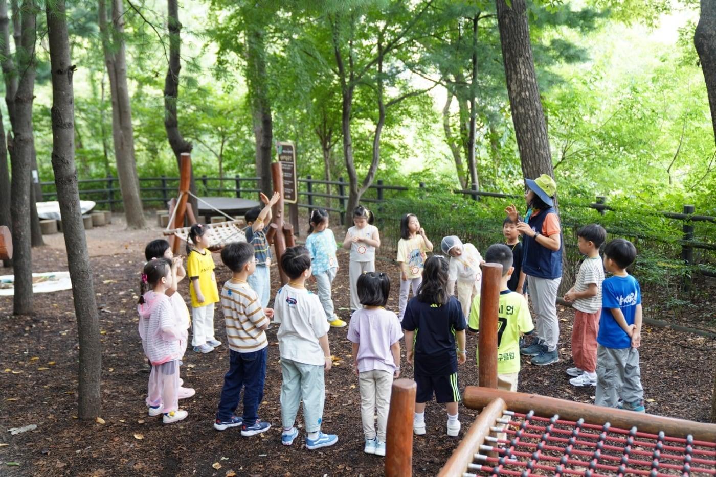 본문 이미지 - 성동구 유아숲체험원 운영 모습(성동구 제공)
