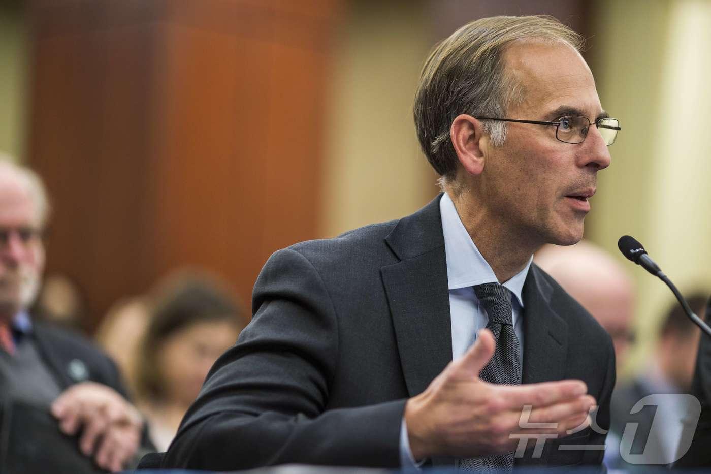 본문 이미지 - 무디스 애널리틱스의 수석 이코노미스트 마크 잔디가 미국 민주당 소속 하원 세입위원회 의원들이 주최한 포럼에서 발언하고 있다. 2017.12.13.ⓒ AFP=뉴스1