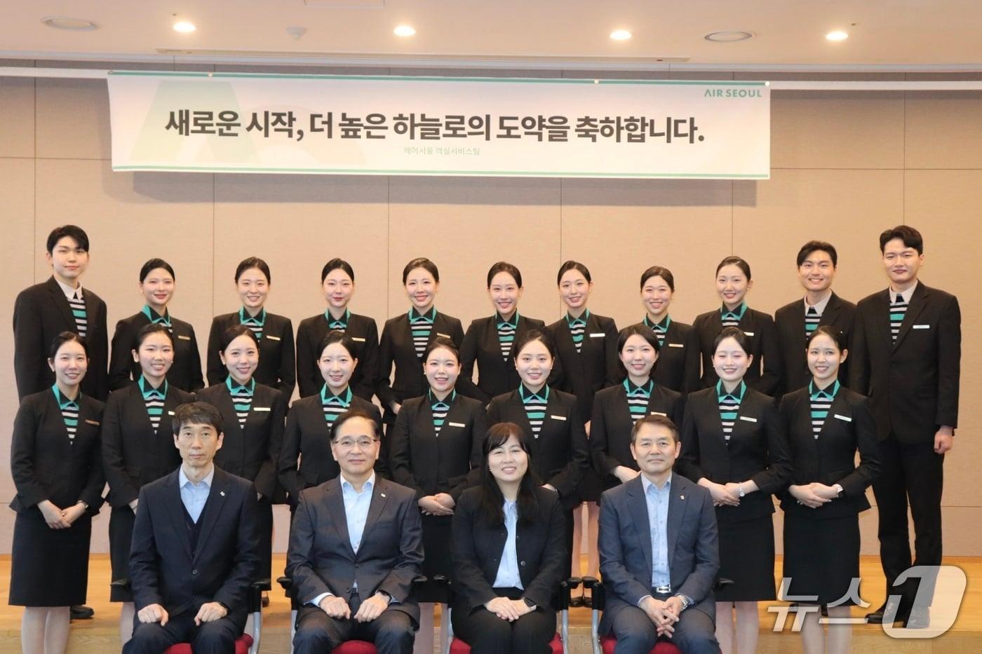본문 이미지 - 17일 서울 강서 소재 에어서울 본사에서 2026년 상반기 신입 객실 승무원 20명의 수료식이 열렸다(에어서울 제공).