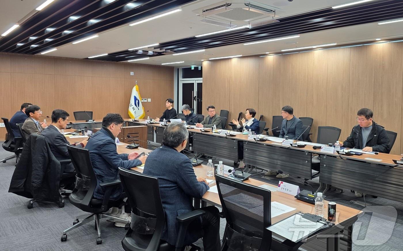 본문 이미지 - 경북도는 18일 ‘경상북도 소버린 AI 기본계획’을 수립하고 도정과 산업 전반에 인공지능 전환(AX)을 본격 추진한다. 사진은 경북도 인공지능 전화 전략회의/뉴스1