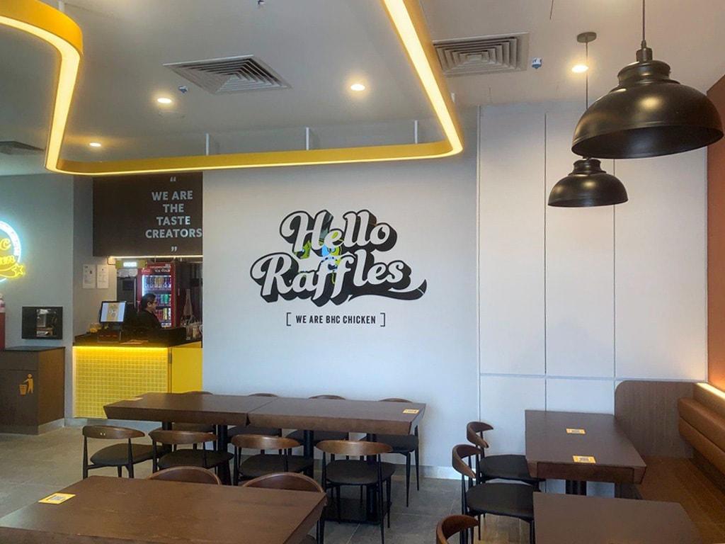 본문 이미지 - bhc 싱가포르 5호점 매장 이미지.(다이닝브랜즈그룹 제공)