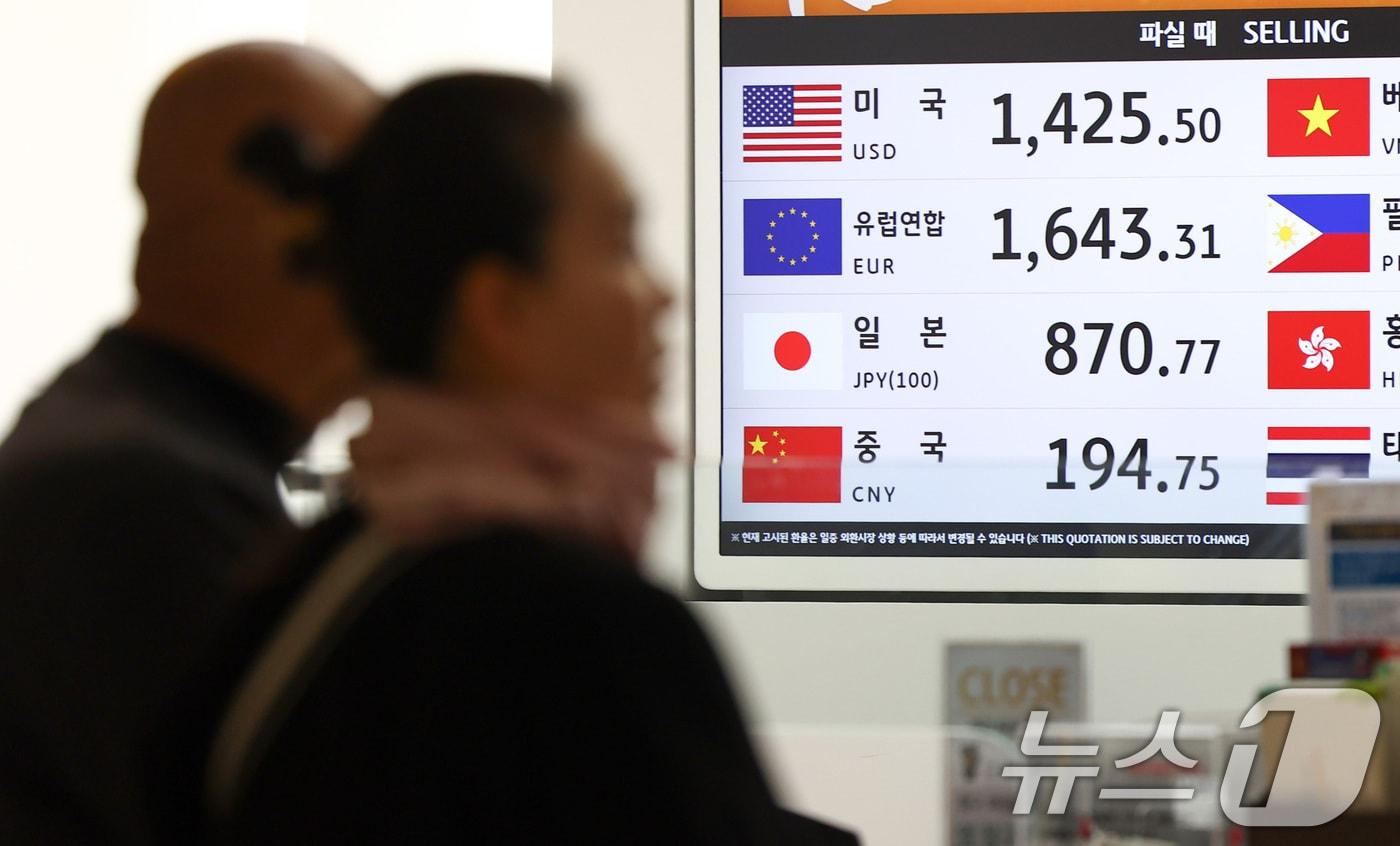 본문 이미지 - 환율안정 3법(조세특례 제한법 일부개정안, 농어촌특별세법 일부 개정안 등) 본회의 처리를 앞둔 18일 인천국제공항 1터미널 환전소에 환율 정보가 표시되어 있다. 2026.3.18 ⓒ 뉴스1 최지환 기자