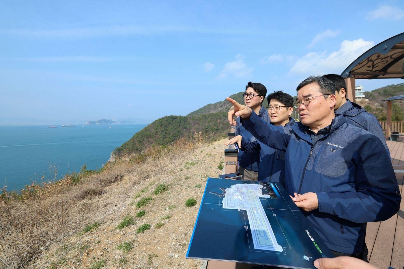 본문 이미지 - 김보현 대우건설 대표이사가 가덕도신공항 현장점검을 하고 있다.(대우건설 제공)뉴스1ⓒ news1