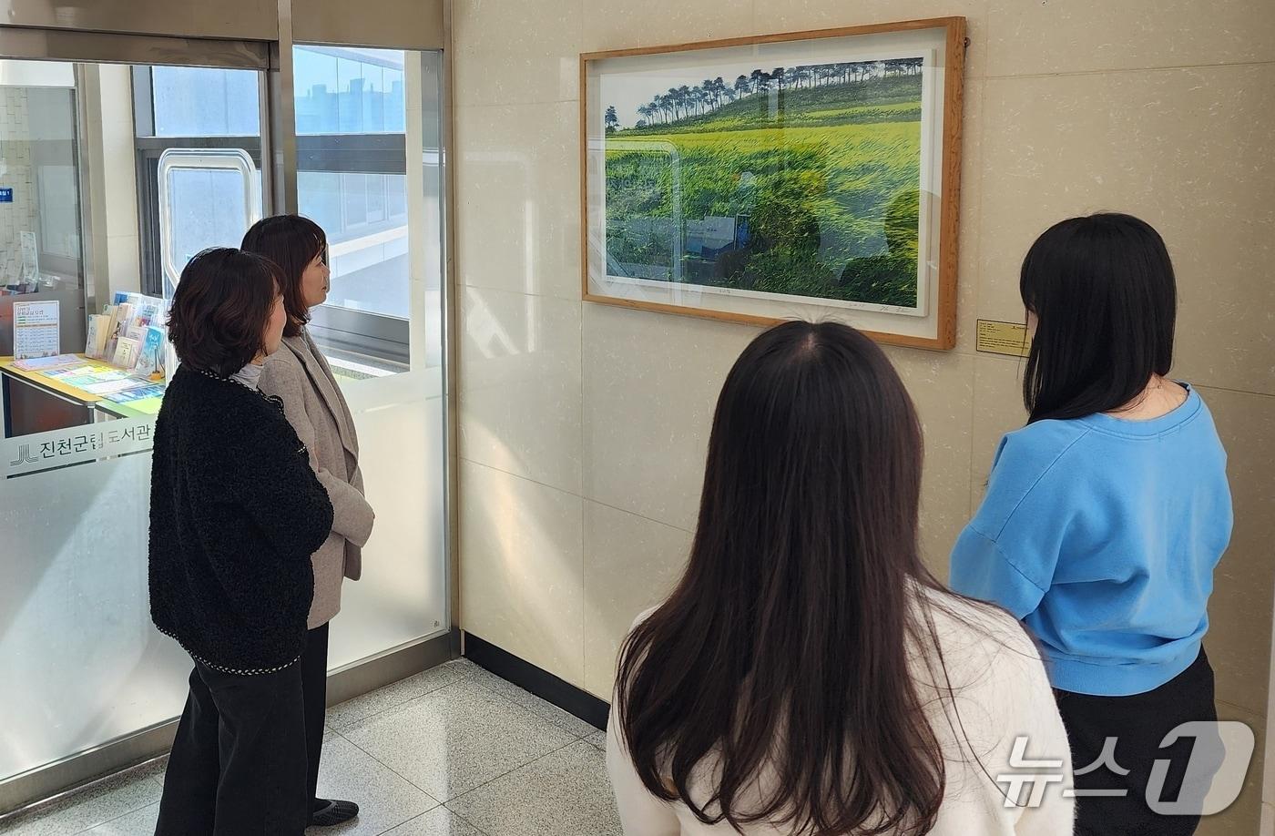 본문 이미지 - 충북 진천군립도서관은 12월까지 도서관 2층 로비에서 한국 현대 목판화의 거장 김준권 작가의 작품 '보리밭'을 전시한다.(진천군 제공. 재판매 및 DB금지)