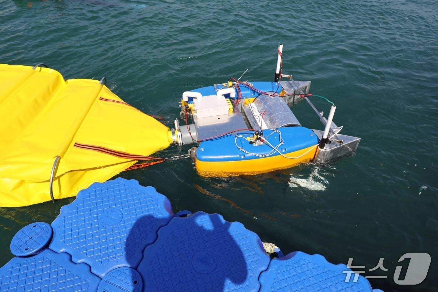 본문 이미지 - 코아이의 자율주행 인공지능 해양오염물질 방제 장비 ‘KOBOT-S’(코봇에스)를 테스트하는 모습. (회사 제공)(사진은 기사 내용과 관련 없음)