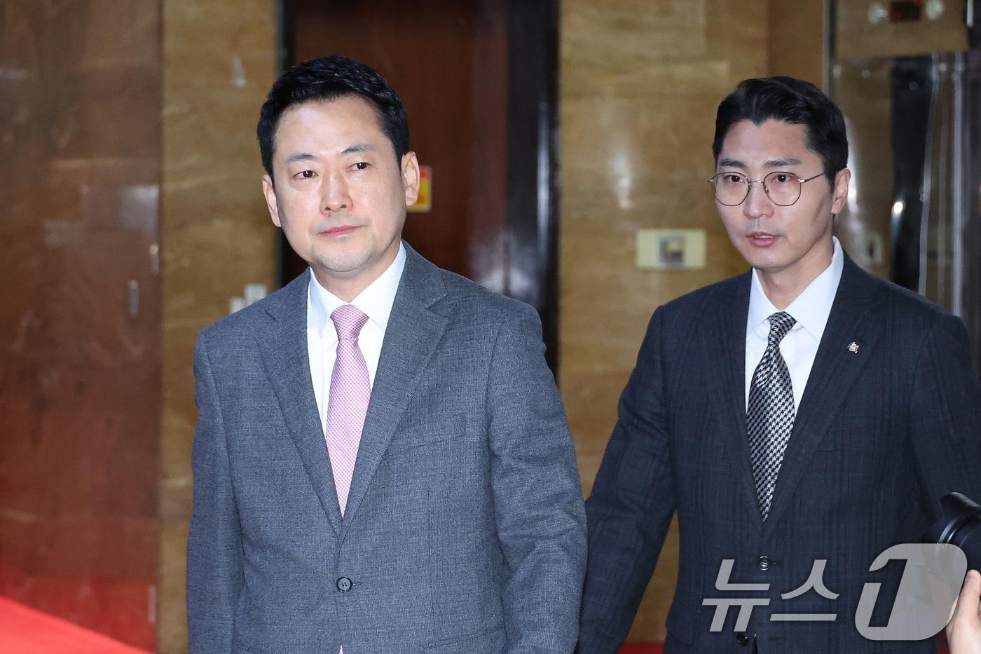 본문 이미지 - 장동혁 국민의힘 대표가 18일 서울 여의도 국회로 출근하고 있다. 2026.3.18 ⓒ 뉴스1 신웅수 기자