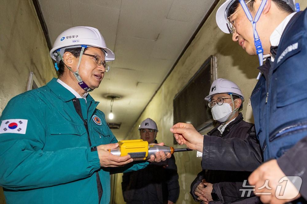 본문 이미지 - 해빙기 대비 안전점검을 실시하고 있는 최호권 영등포구청장.(영등포구 제공)
