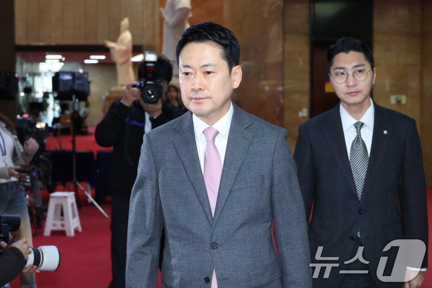 본문 이미지 - 장동혁 국민의힘 대표가 18일 서울 여의도 국회로 출근하고 있다. 2026.3.18 ⓒ 뉴스1 신웅수 기자