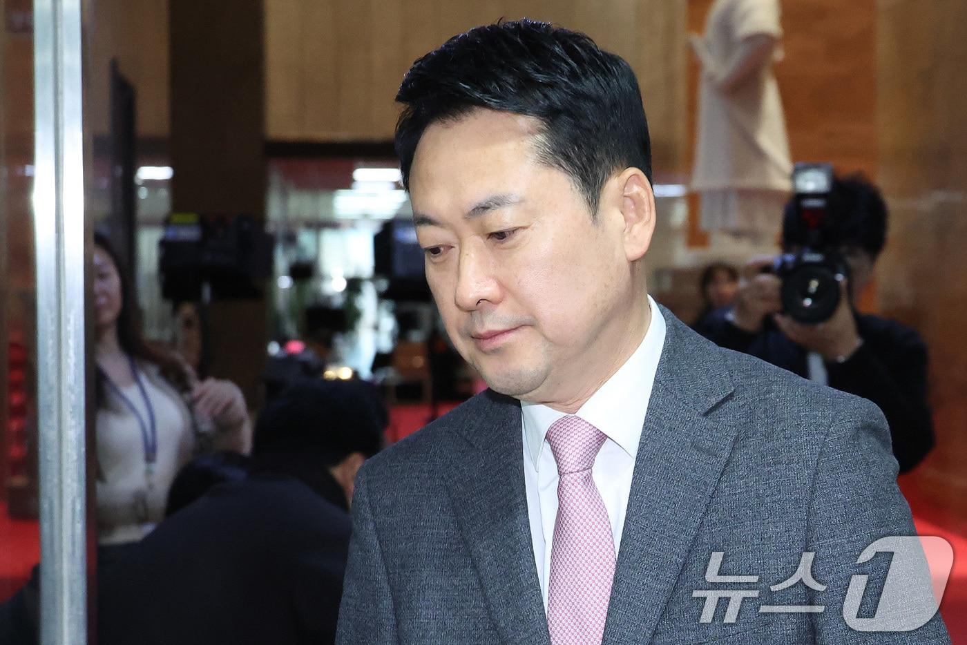 본문 이미지 - 장동혁 국민의힘 대표가 18일 서울 여의도 국회로 출근하고 있다. 2026.3.18 ⓒ 뉴스1 신웅수 기자