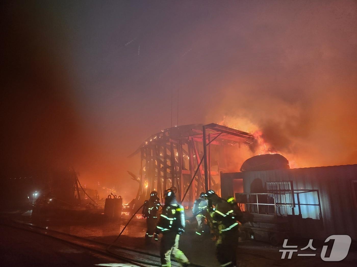 본문 이미지 - 18일 오전 4시 21분쯤 전남 목포시 연산동의 한 조선소에서 불이 나 소방당국이 화재를 진화하고 있다.(전남소방본부 제공. 재판매 및 DB 금지)