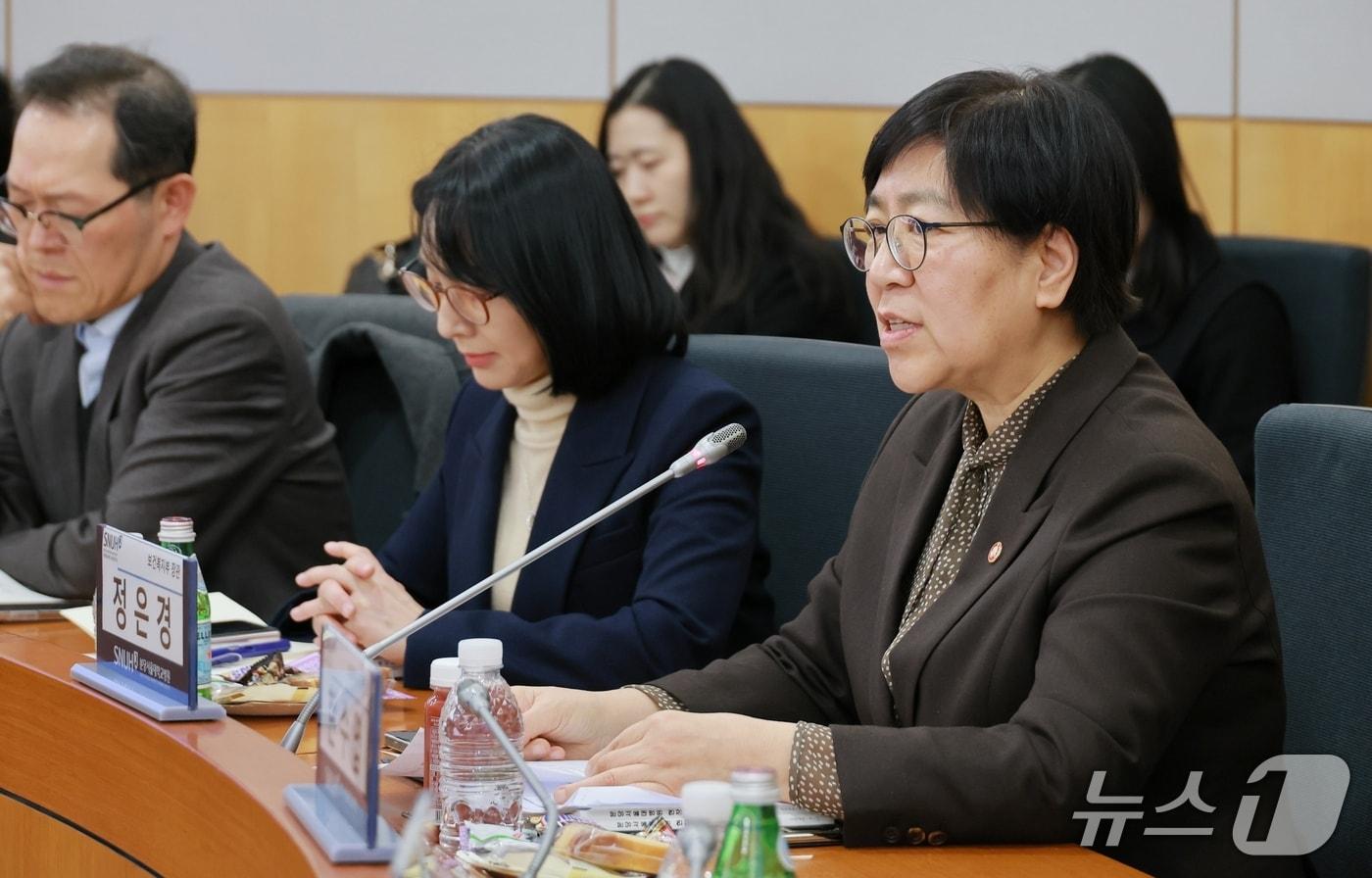 본문 이미지 - 정은경 보건복지부 장관은 전날(17일) 오후 4시 경기 성남 분당서울대병원에서 서울대병원, 분당서울대병원, 경북대병원, 전북대병원 등 주요 권역책임의료기관장들과 '공공의료 AX 구현을 위한 정책 간담회'를 가졌다.(보건복지부 제공)