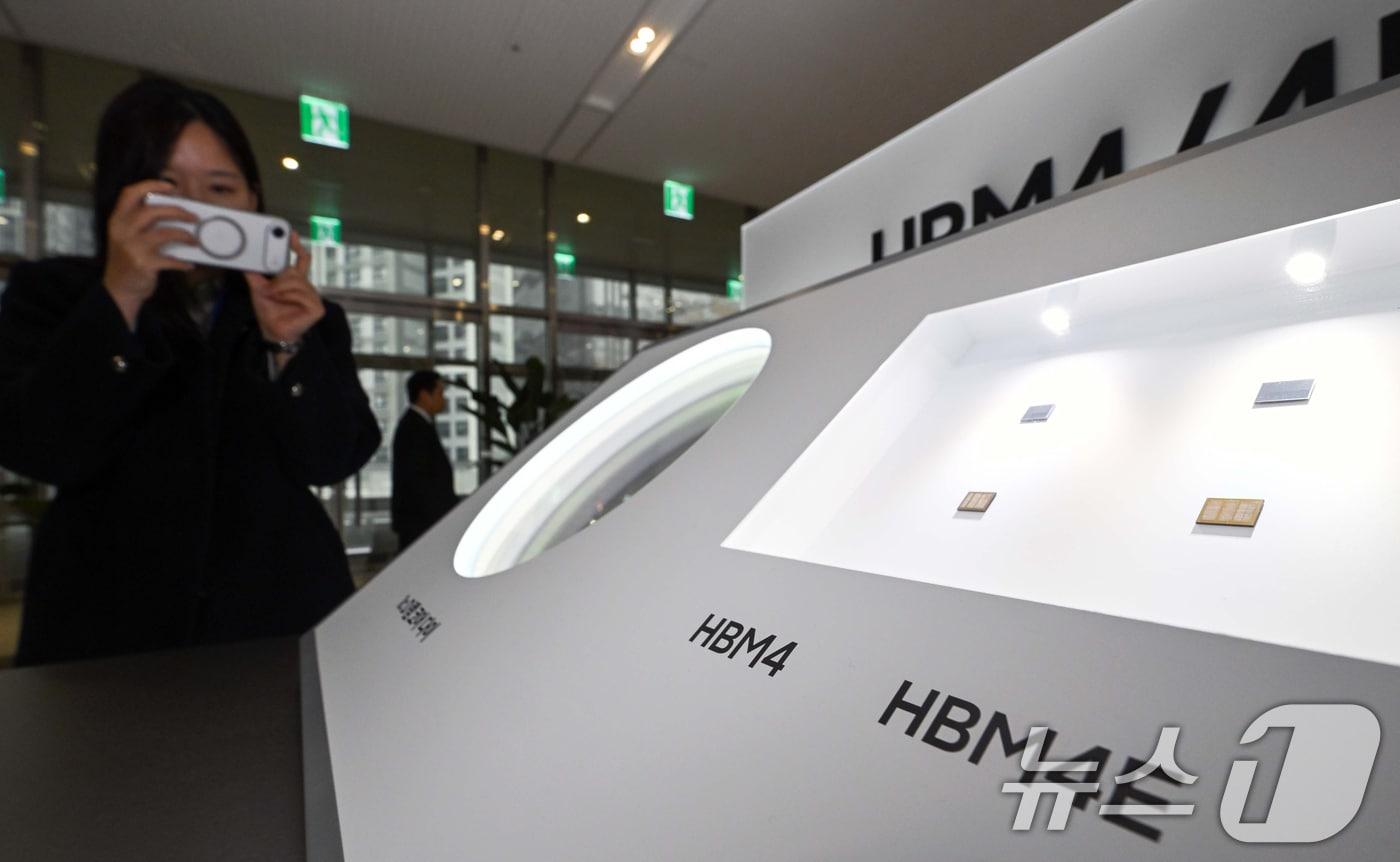 본문 이미지 - 18일 경기 수원시 영통구 수원컨벤션센터에서 열린 '제57기 삼성전자 정기주주총회'에 HBM4, HBM4E 메모리가 전시돼 있다. (공동취재) 2026.3.18 ⓒ 뉴스1 김영운 기자