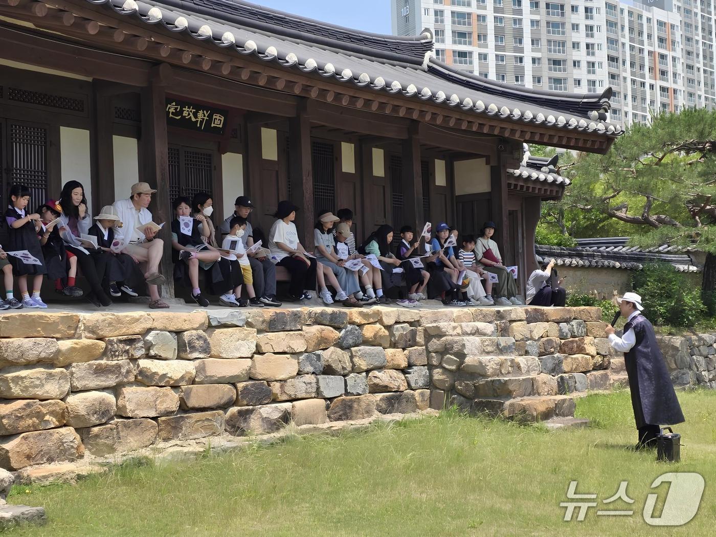 본문 이미지 - 지난해 울산 북구 '꿈꾸는 고헌고택' 프로그램 모습.(울산 북구 제공. 재판매 및 DB금지)/뉴스1