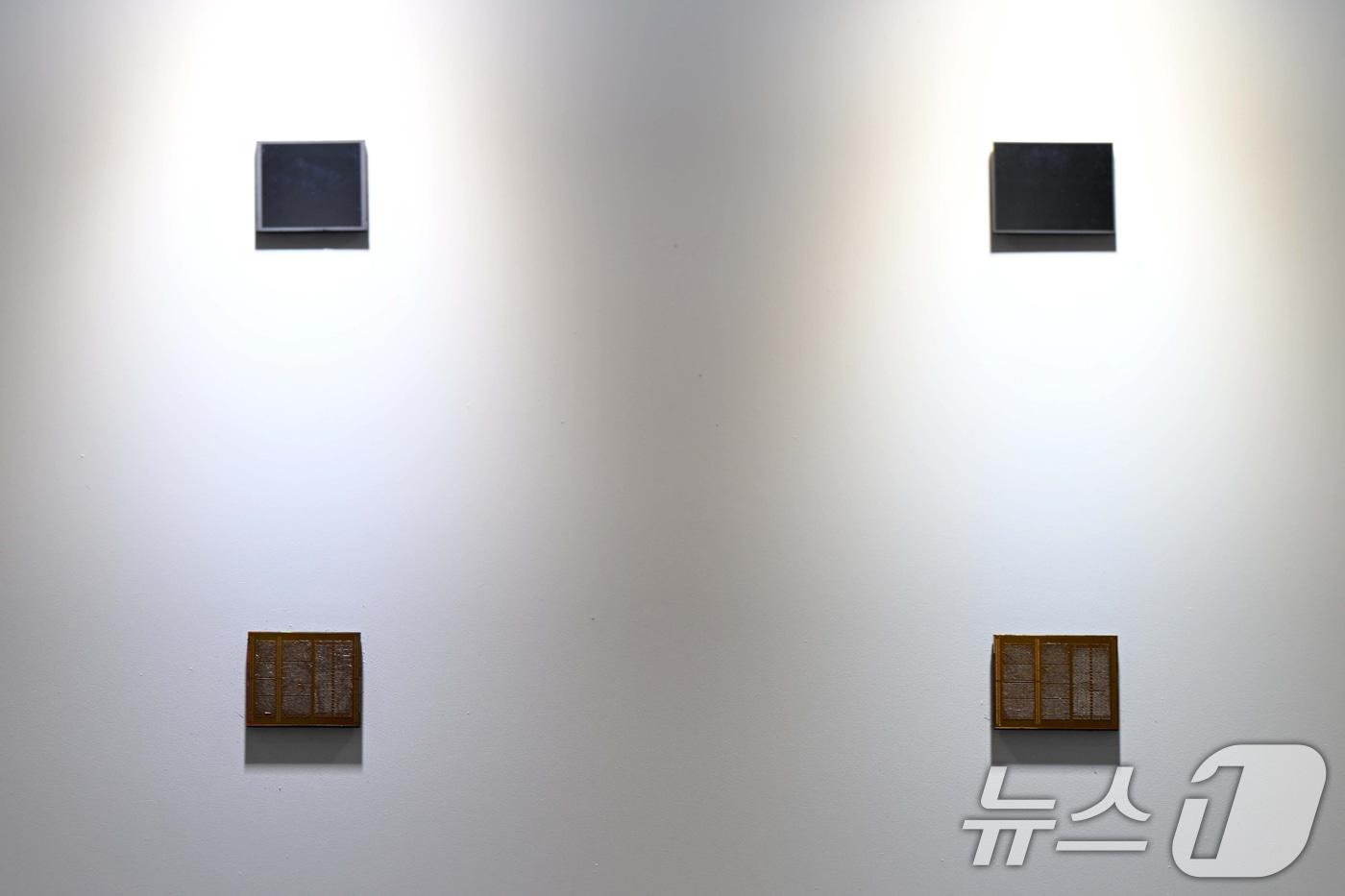 본문 이미지 - 18일 경기 수원시 영통구 수원컨벤션센터에서 열린 '제57기 삼성전자 정기주주총회'에 HBM4, HBM4E 메모리가 전시돼 있다. (공동취재) 2026.3.18 ⓒ 뉴스1 김영운 기자