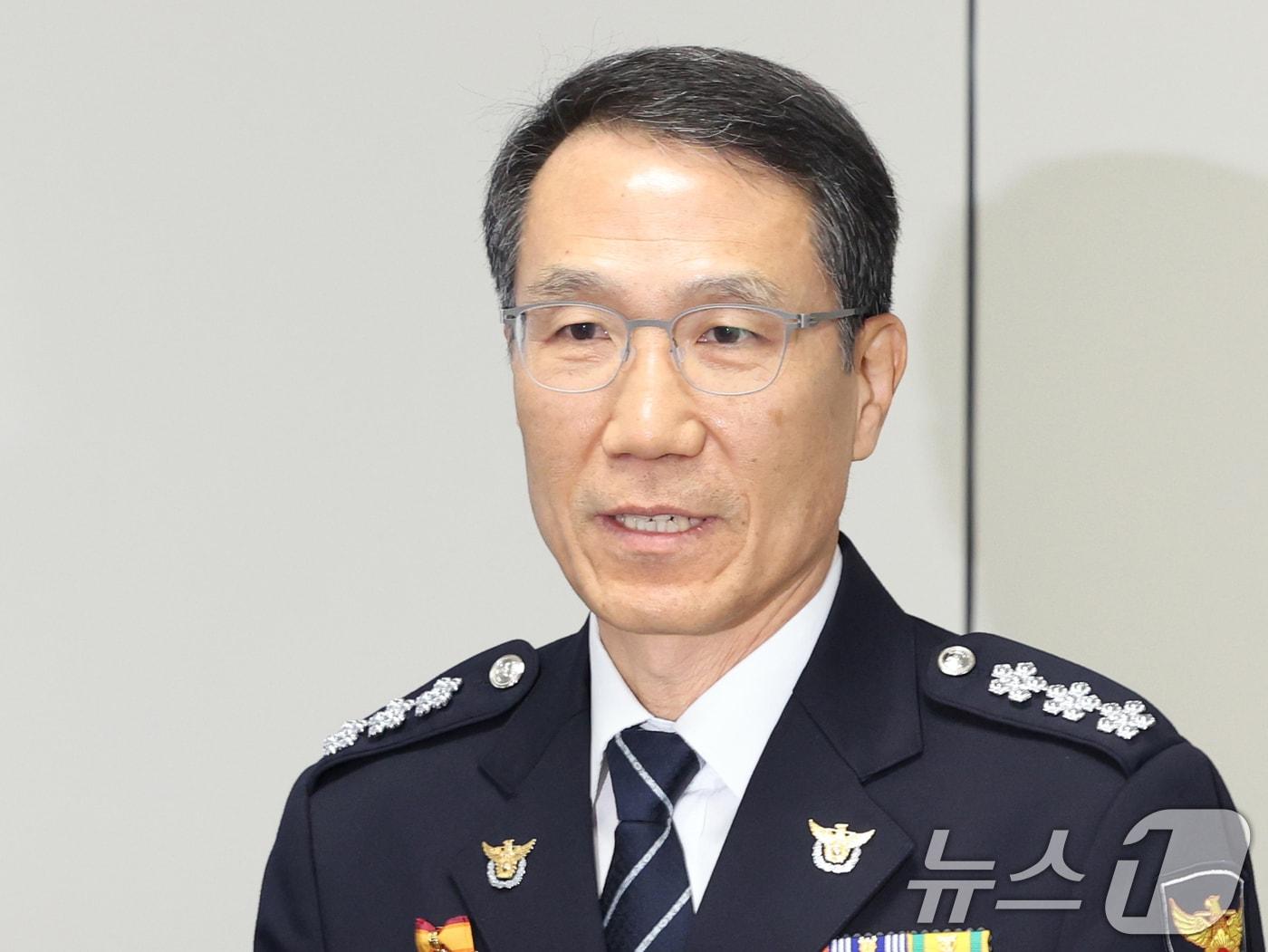 본문 이미지 - 유재성 경찰청장 직무대행이 18일 오전 서울 서대문구 경찰청에서 열린 제9회 전국동시지방선거 선거사범 수사상황실 현판식을 마치고 회의를 위해 이동하고 있다. 2026.3.18 ⓒ 뉴스1 황기선 기자