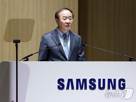 본문 이미지 - 전영현 삼성전자 대표이사 부회장 겸 DS부문장이 18일 오전 경기 수원시 수원컨벤션센터에서 열린 제57기 정기 주주총회에서 발언을 하고 있다. (공동취재) 2026. 3. 18/뉴스1 김영운 기자
