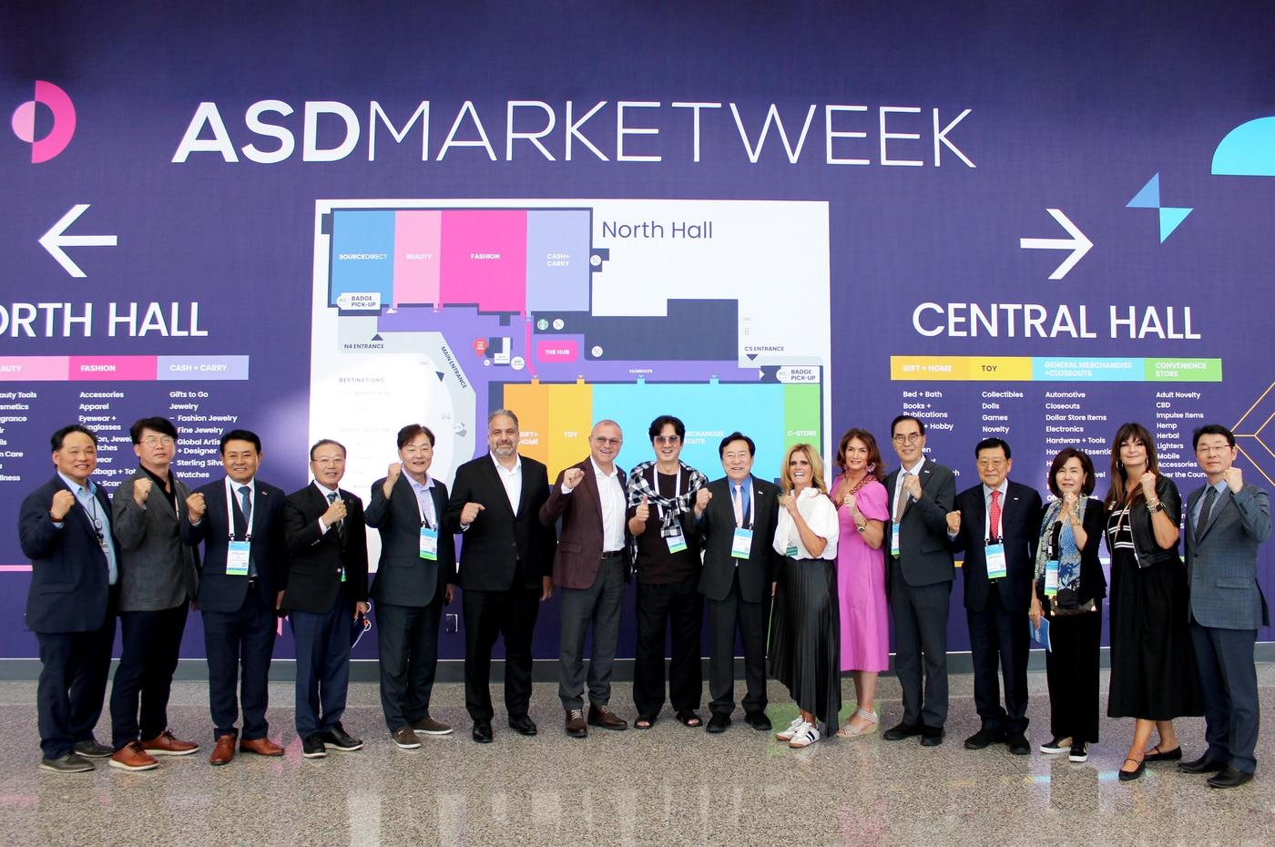 본문 이미지 - 라스베이거스 소비재 전시회에 참가한 중기중앙회. 김기문 중기중앙회장(오른쪽 여덟번째) 등이 포즈를 취하고 있다. (중기중앙회 제공)