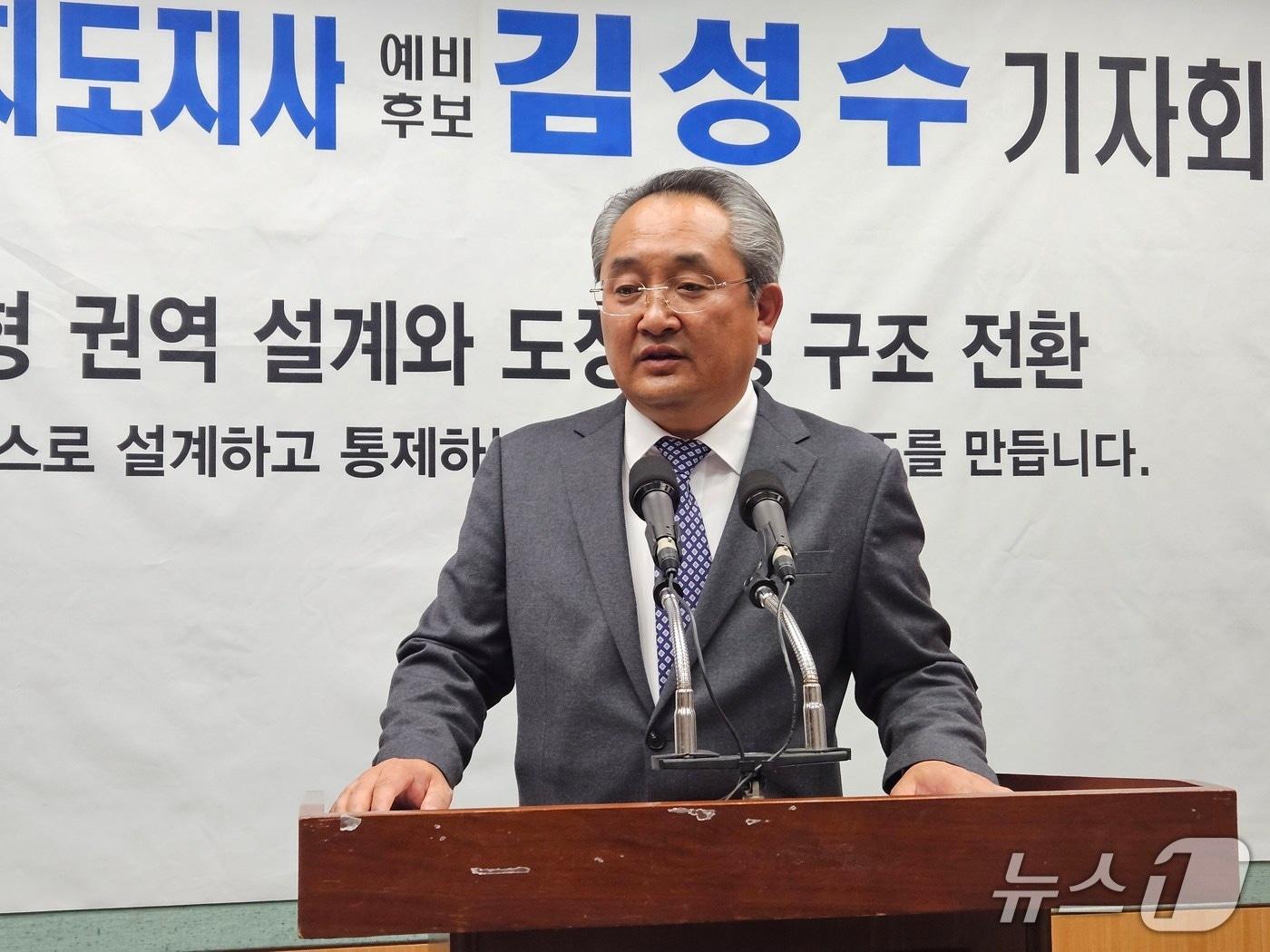 본문 이미지 - 18일 무소속 김성수 전북도지사 예비후보가 전북도의회 브리핑룸에서 정책 기자회견을 갖고 있다.2026.3.18/뉴스1