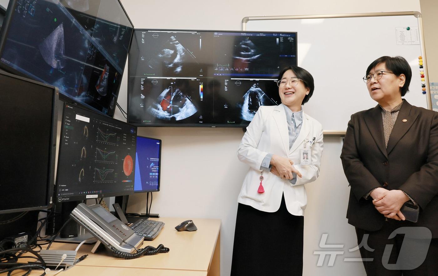 본문 이미지 - 정은경 보건복지부 장관이 지난 3월 17일 오후 분당서울대학교병원에서 공공의료 AX 사례 시연을 참관하고 있다. (보건복지부 제공. 재판매 및 DB 금지) ⓒ 뉴스1
