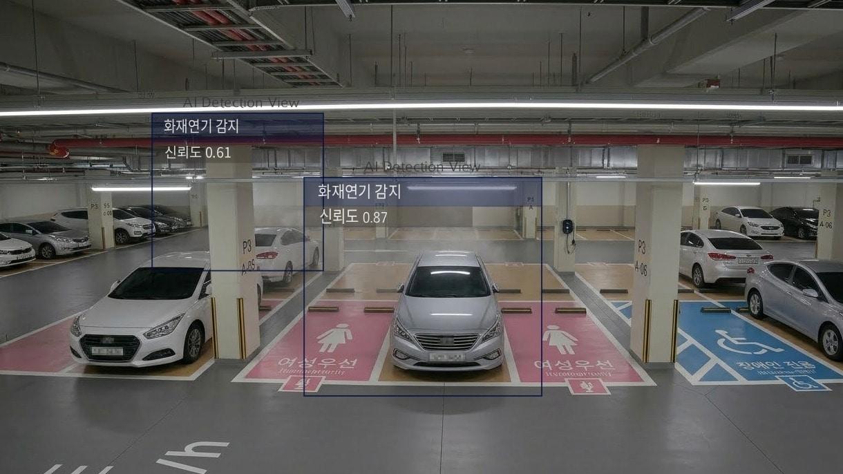 본문 이미지 - AI 기반 화재감지 CCTV를 통해 화재연기가 감지된 이후 관제실 모니터에 보이는 예시 이미지 (GS건설 제공) /뉴스1 ⓒ News1