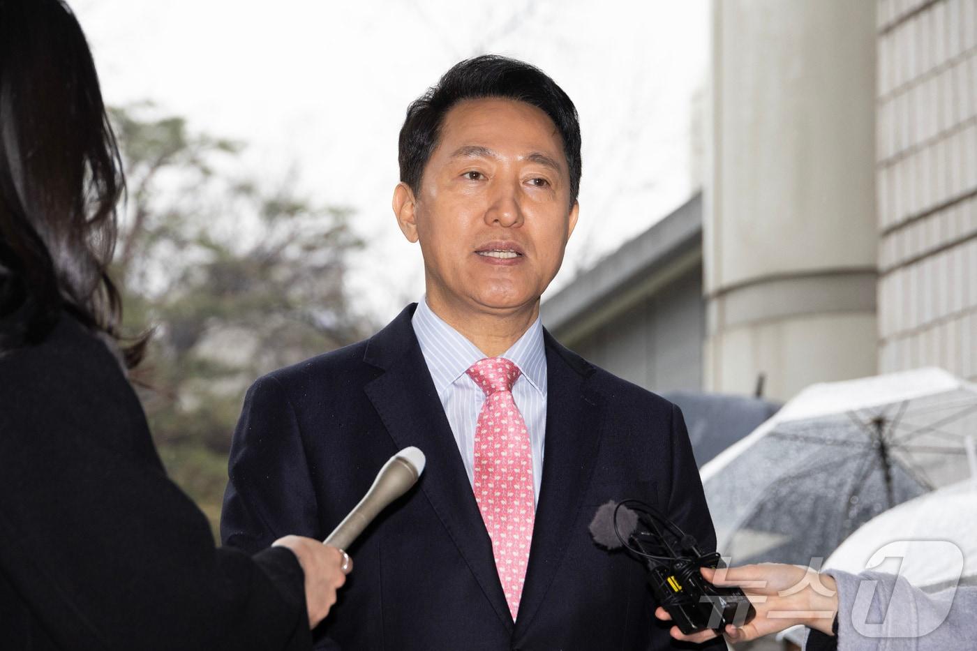 본문 이미지 - 정치자금법 위반 혐의로 기소된 오세훈 서울시장이 18일 오전 서울시 서초구 서울중앙지방법원에서 열린 정치자금법위반 2차 공판에 출석하며 취재진 질의에 답변하고 있다. (공동취재) 2026.3.18 ⓒ 뉴스1 김민지 기자