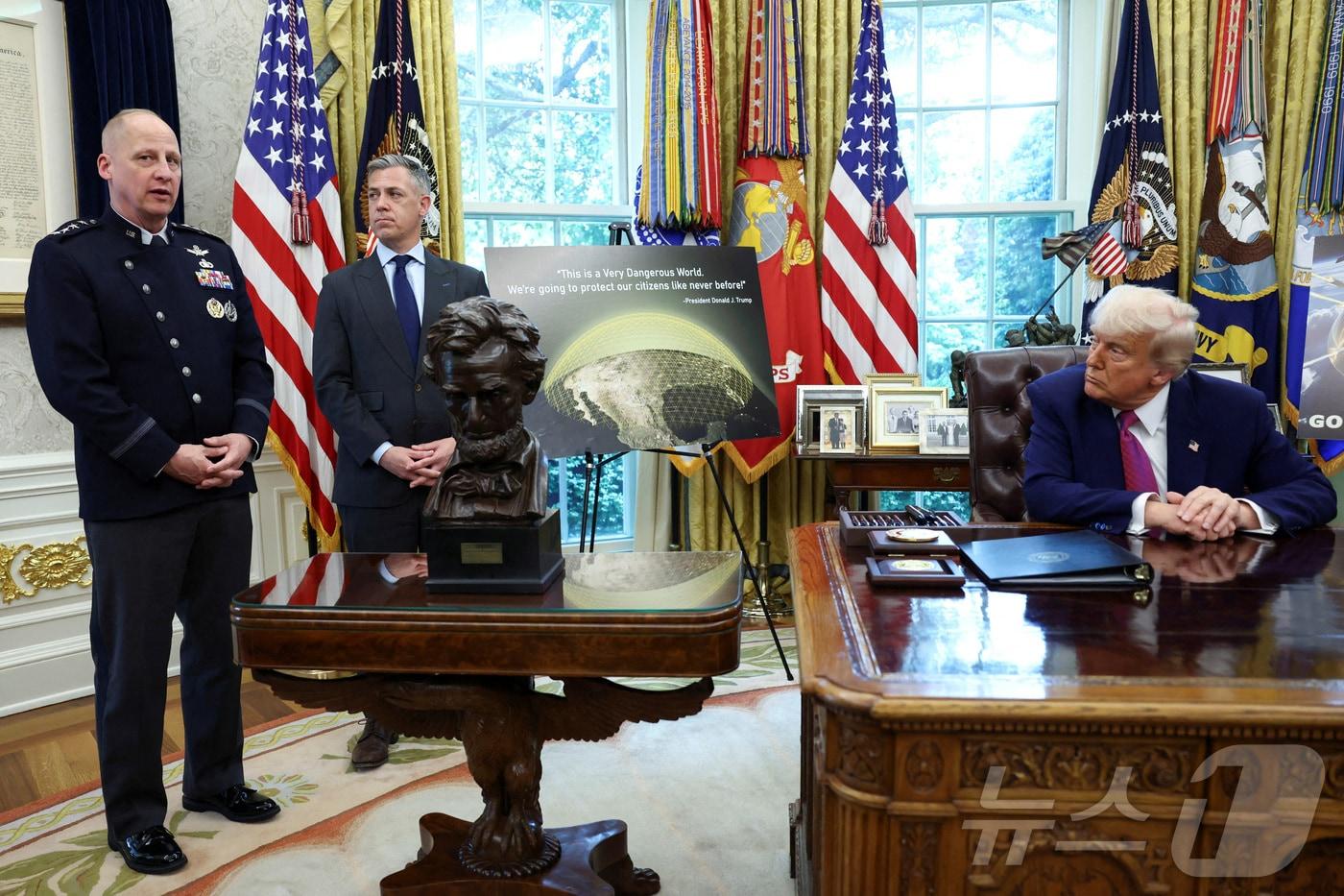 본문 이미지 - 지난해 5월 20일 미국 워싱턴 DC 백악관 집무실에서 도널드 트럼프 미국 대통령이 골든 돔 구상을 발표하는 동안 마이클 게틀린 미국 우주군 부사령관이 발언하고 있다. 2025.05.20. ⓒ 로이터=뉴스1