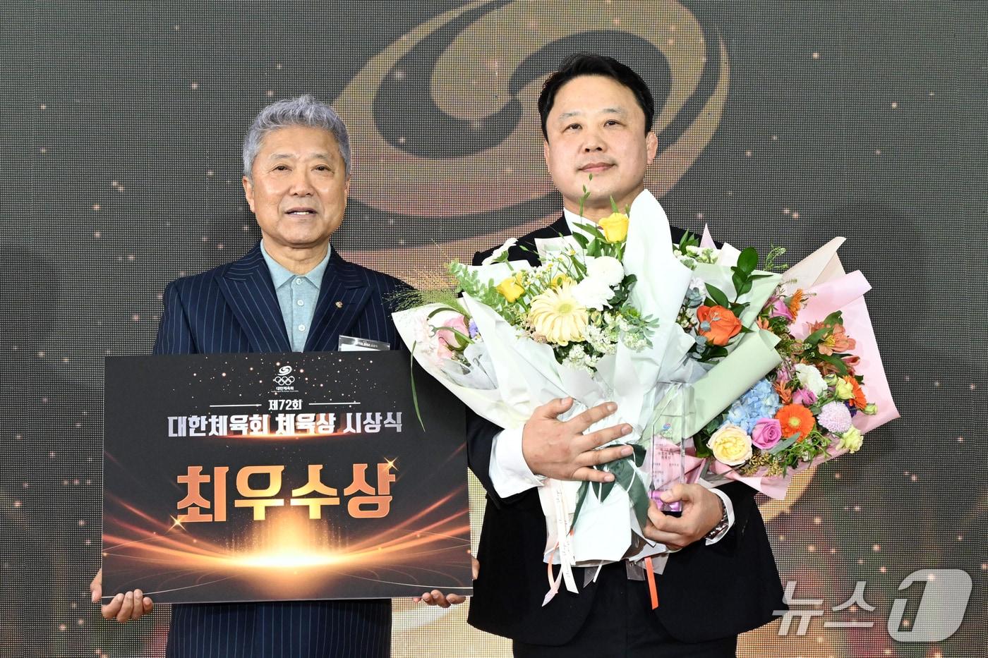 본문 이미지 - 동국대 WISE캠퍼스 스포츠과학전공 김석규 교수(오른쪽)가 제72회 대한체육회 체육상 연구부문 최우수상을 수상했다.(동국대 WISE캠퍼스 제공, 재판매 및 DB금지) 2026.3.18/뉴스1