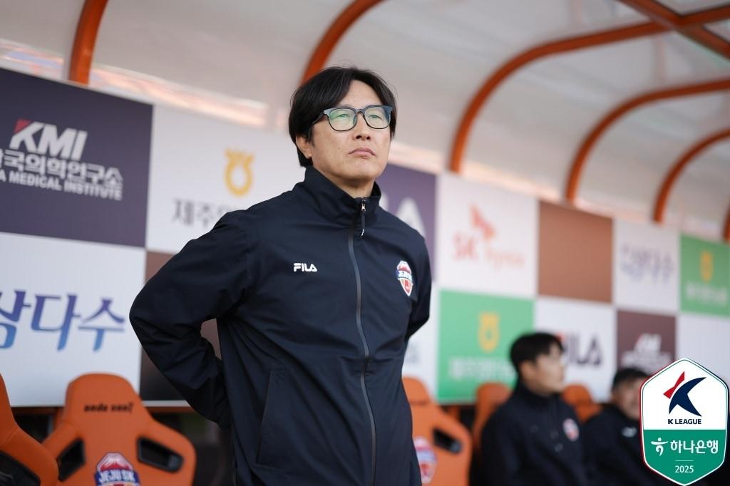 본문 이미지 - 김정수 U20 축구대표팀 감독. (한국프로축구연맹 제공)