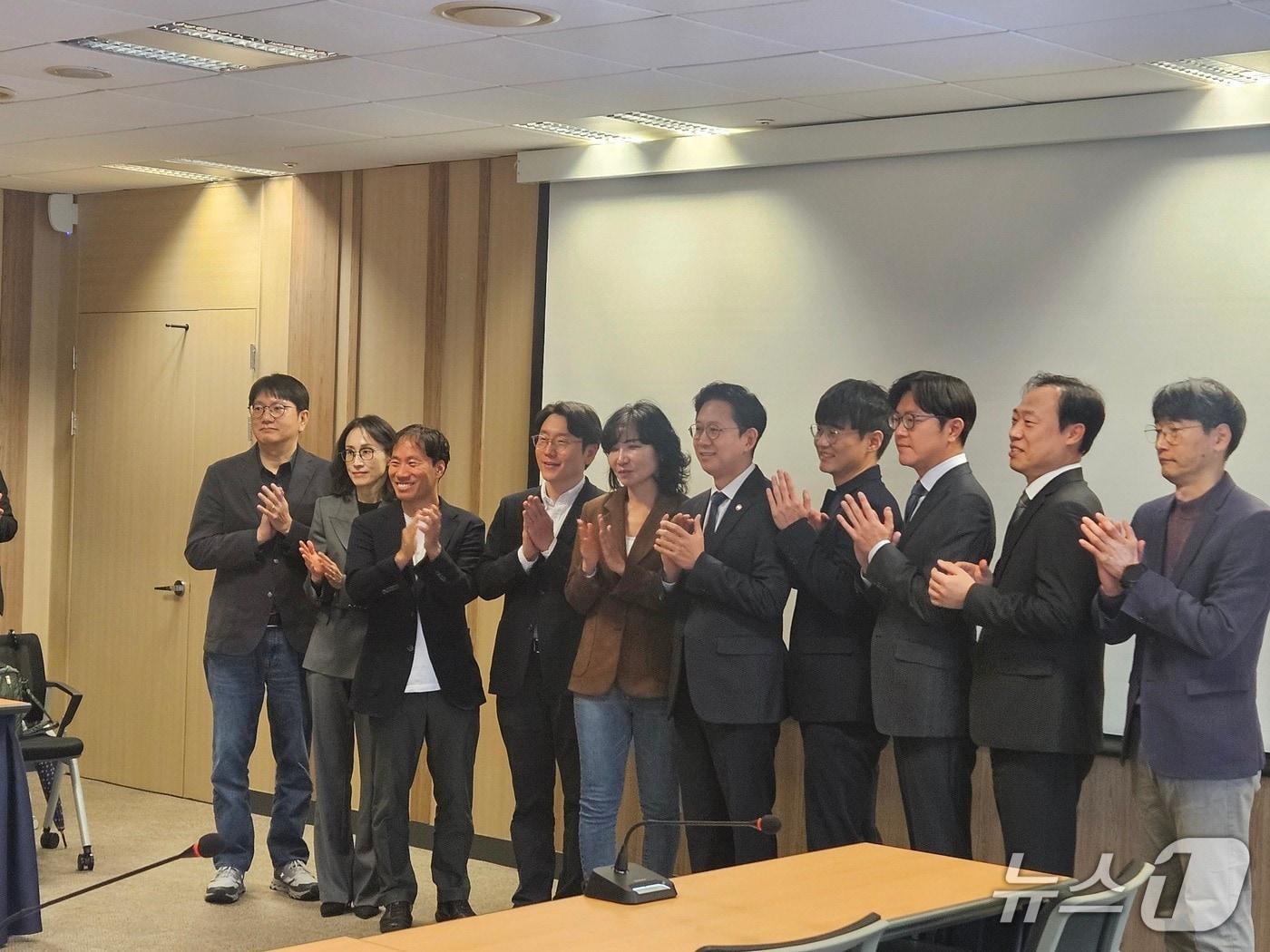 본문 이미지 - 배경훈 부총리 겸 과학기술정보통신부 장관이 18일 독자 AI 관계 기업 간담회를 주재했다.