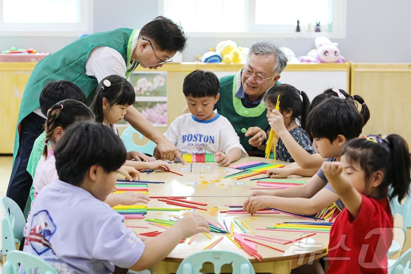본문 이미지 - 한국국학진흥원과 문화체육관광부는 18일 전통놀이를 통해 미래세대와 소통하는 ‘2026년 전통나눔 할아버지 2기’ 참여자 24명을 4월 3일까지 공개 모집한다. /뉴스1