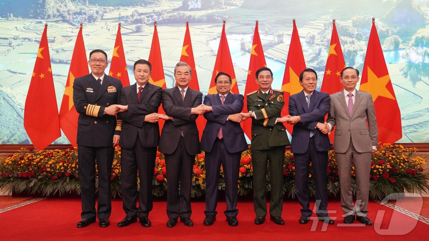 본문 이미지 - 중국과 베트남은 지난 16일 하노이에서 왕이 외교부장, 왕샤오훙 공안부장, 둥쥔 국방부장과 레 화이 쭝 베트남 외교장관, 판 반 장 국방장관, 르엉 땀 꽝 공안장관이 참석하는 '3+3 전략대화' 첫 장관급 회의를 개최했다. 2026.3.16 ⓒ 신화=뉴스1