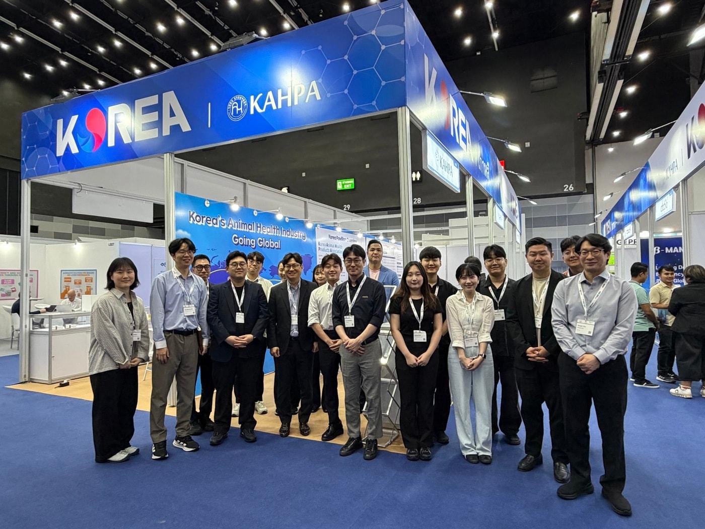 본문 이미지 - 태국 방콕에서 개최된 '아시아·건강 영양 박람회 2026'에 참가한 한국동물약품협회 관계자들이 기념 사진을 찍고 있다(협회 제공). ⓒ 뉴스1