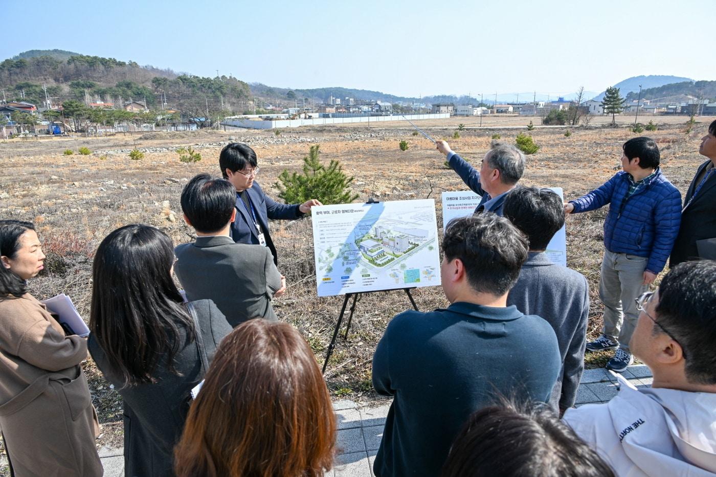 본문 이미지 - 지방시대위원회가 부여군 규암면 오수리 '근로자 행복타운' 조성 예정지를 점검하고 있다.(군 제공. 재판매 및 DB금지)/뉴스1