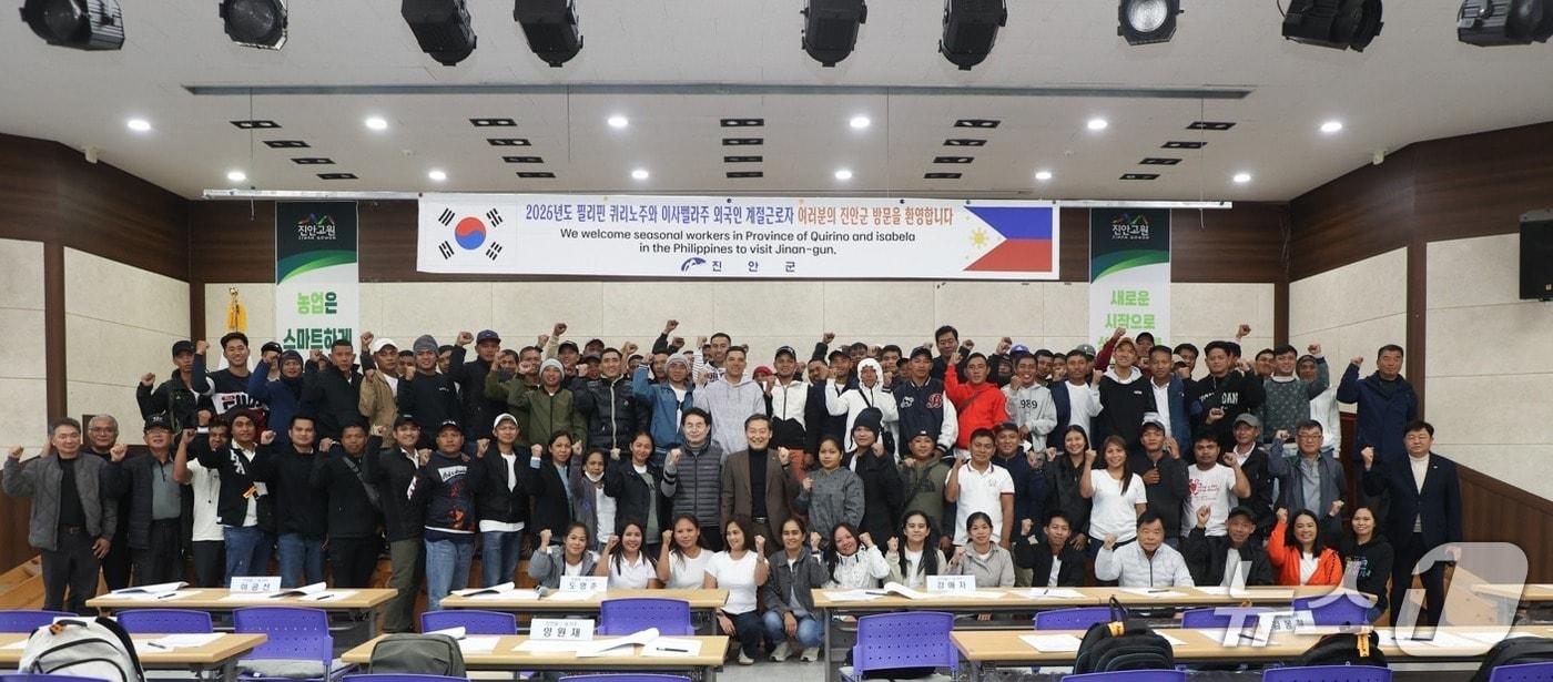 본문 이미지 - 18일 전북 진안군과 MOU를 체결한 필리핀 계절근로자 83명이 단체 입국해 농업기술센터 3층 강당에서 교육을 받았다.(진안군제공, 재판매 및 DB금지)2026.3.18/뉴스1