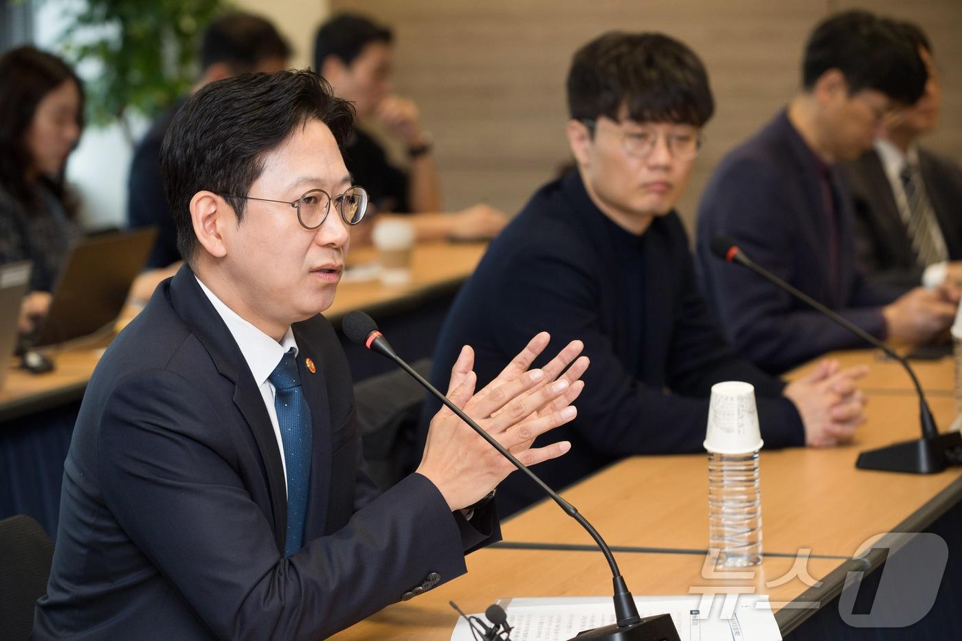 본문 이미지 - 배경훈 부총리 겸 과학기술정보통신부 장관이 18일 오전 서울 종로구 광화문교보빌딩 국가과학기술자문회의 대회의실에서 열린 '독자 AI 관계 기업 간담회' 에서 인사말을 하고 있다. (과학기술정보통신부 제공. 재판매 및 DB 금지) 2026.3.18 ⓒ 뉴스1