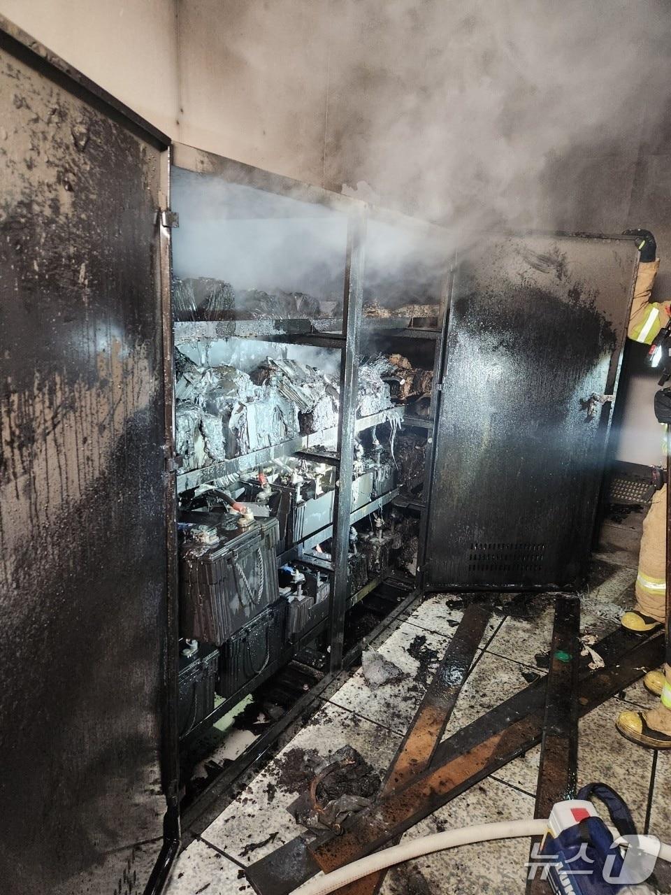 본문 이미지 - 불에 탄 UPS 납축전지(대전소방본부 제공) /뉴스1